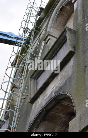 South Tower am Ende der Menai Bridge überspannt die Menai Strait, Wales, Vereinigtes Königreich, Europa Stockfoto