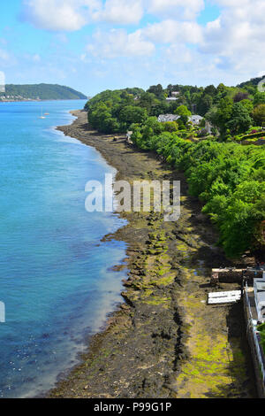 Blick vom südlichen Ende der Menai Bridge überspannt die Menai Strait, Wales, Vereinigtes Königreich, Europa Stockfoto