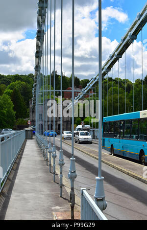 Südende der Menai Bridge überspannt die Menai Strait, Wales, Vereinigtes Königreich, Europa Stockfoto