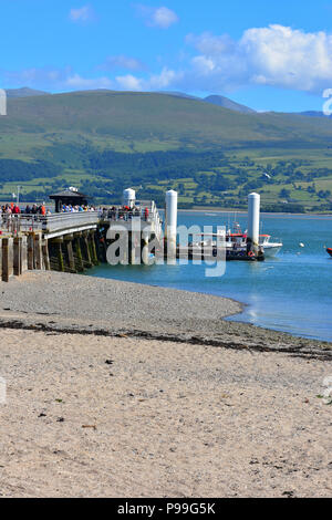 Spalten auf dem schwimmenden Ponton und Bootssteg in Beaumaris Pier North Wales UK Stockfoto