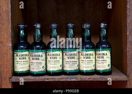 Krabbenflaschen Madeira Wein auf einem alten Holzregal. Ausrüstung für Weingüter, Portugal. Stockfoto