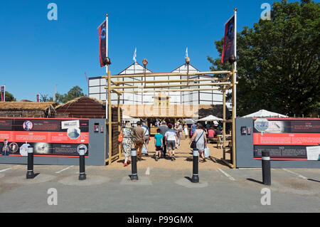 Menschen Touristen Besucher am Shakespeare's Rose Theatre im Sommer York North Yorkshire England Großbritannien GB Großbritannien Stockfoto