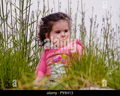 Weiß baby girl viktorianische Kleidung, 2018 Robert Taylor/Alamy Leben Nachrichten. Newquay, Cornwall, England. Stockfoto