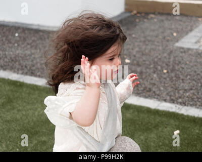 Weiß baby girl viktorianische Kleidung, 2018 Robert Taylor/Alamy Leben Nachrichten. Newquay, Cornwall, England. Stockfoto