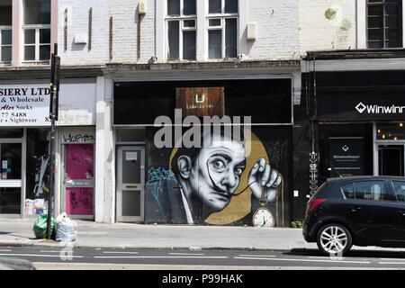 Geschäfte entlang Commercial Street in London. Stockfoto