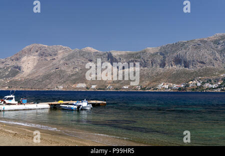 Blick auf die Insel Telendos von Kalymnos, Dodekanes, Griechenland. Stockfoto