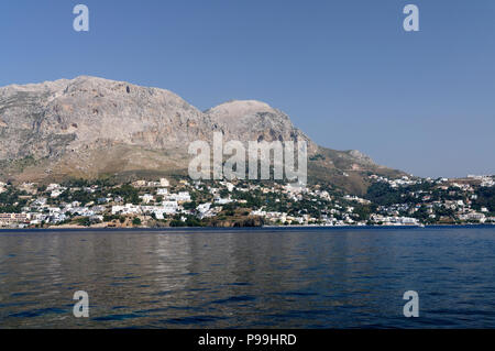 Blick auf die Insel Telendos von Kalymnos, Dodekanes, Griechenland. Stockfoto