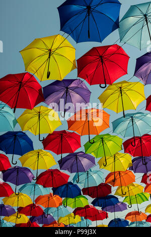 Bunte Sonnenschirme gegen den Himmel, Straße eingerichtet. Stockfoto