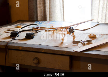 Ein Vintage Modell Flugzeug auf dem Schreibtisch von Astronauten John Glenn, der erste Amerikaner der Masse an seinem Elternhaus in New Concord, Ohio zu Orbit. Stockfoto