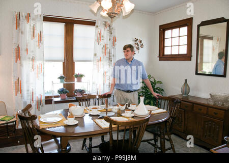 Ein Schauspieler spielt die Rolle eines Teenager John Glenn, der ersten amerikanischen Astronauten die Erde, in seinem Elternhaus in New Concord, Ohio zu Orbit. Stockfoto