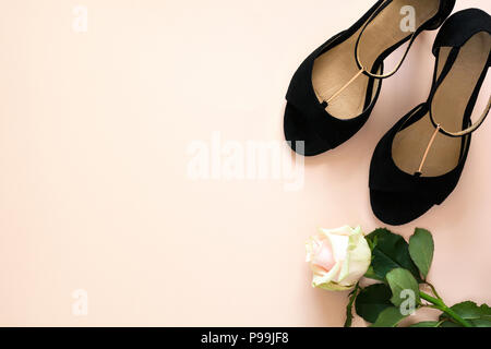 Die stilvollen, klassischen schwarzen Frauen Leder Sandalen Schuhe mit hohen Absätzen auf rosa lila-farbigen Papier Hintergrund. Platz kopieren, Ansicht von oben. Flach. Ce Stockfoto