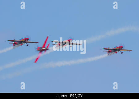 Die Royal Jordanian Falcons fliegen Extra 330LX Flugzeuge F16C Fighting Falcon der Polich Luftwaffe im Royal International Air Tattoo 2018 Stockfoto