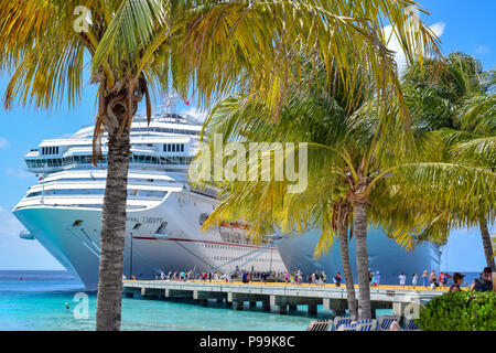 Grand Turk, Turks- und Caicosinseln - April 03 2014: Carnival Cruise Schiffe auf Grand Turk Cruise Center in den Turks- und Caicosinseln angedockt. Stockfoto