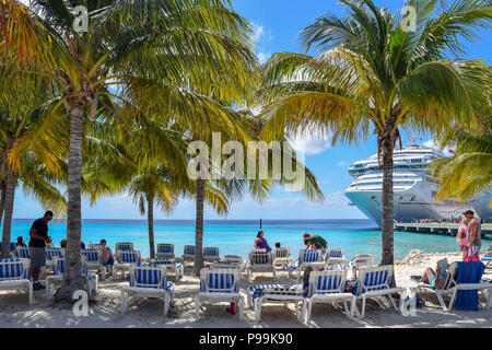 Grand Turk, Turks- und Caicosinseln - April 03 2014: Carnival Cruise Ship Passagiere einen sonnigen Tag in Grand Turk verbringen am Cruise Center (Sonnenstrahl) Strand. Stockfoto