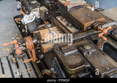 Detail einer alten verrosteten und öligen Drehmaschine in einem verlassenen Industriehalle in Deutschland Stockfoto