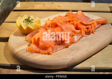 Platter von geräuchertem Lachs auf einem Holzbrett Stockfoto