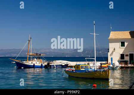 Die hübsche kleine Harbourside Dorf Loggos, Paxos, Griechenland Stockfoto