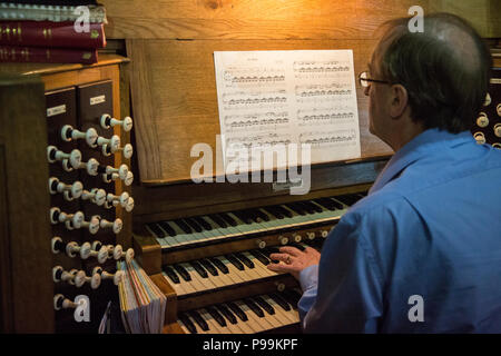 Kirche organist Hymnen spielen in der Kirche, der Kirche Orgel bei einer Trauung, Kirche organist Hymnen spielen Stockfoto