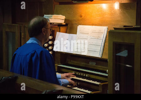 Kirche organist Hymnen spielen in der Kirche, der Kirche Orgel bei einer Trauung, Kirche organist Hymnen spielen Stockfoto