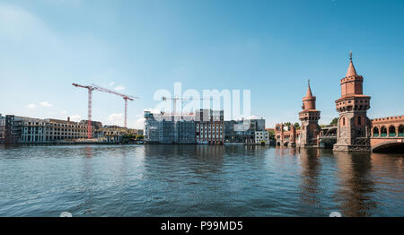 Berlin, Deutschland - Juli 2018: Stadtbild Panorama von Kruezberg, Spree und Oberbaumbrücke (Oberbaumbrücke), Berlin, Deutschland Stockfoto