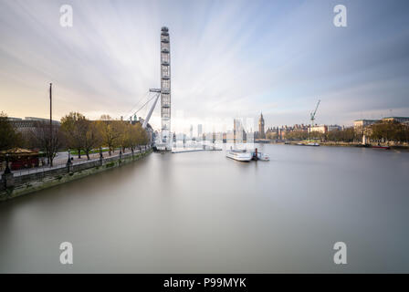 Lange Belichtung Querformat von Hungerford Bridge, London, in Richtung der Coca-Cola London Eye, Westminster Bridge, Big Ben und die Houses of Parliament Stockfoto