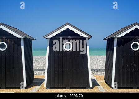 Beach Cabins im Seaside Resort Sainte-Marguerite-sur-Mer entlang der Nordseeküste, Seine-Maritime, Rhône, Côte d'Albâtre, Normandie, Frankreich Stockfoto