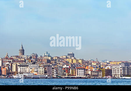 Beyoglu historische Architektur und Galata Tower - mittelalterliche Sehenswürdigkeiten in Istanbul, Türkei Stockfoto