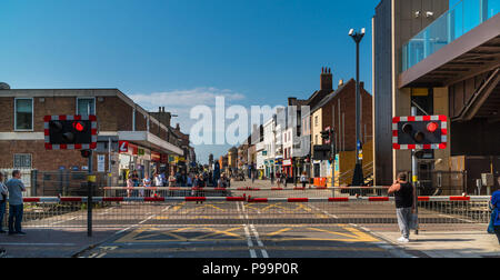 Fußgänger bei hohen Straße Bahnübergang Lincoln Großbritannien Mai 2018 warten Stockfoto