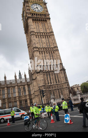 Whitehall, London, UK. 18. Mai 2016. Sicherheit in Westminster bleibt hoch heute morgen, als Hunderte von Polizisten und Straße Block Maßnahmen deploye Stockfoto