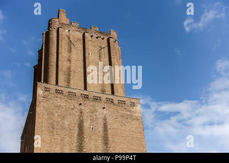 Turm der Miliz "Torre delle Milizie" ist ein befestigter Turm und ein mittelalterliches Denkmal. Rom, Italien, Europa, Europäische Union, EU. Blauer Himmel, Kopierbereich Stockfoto