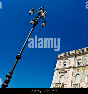 Regierungsgebäude mit Mosaikfassade, Unity Square. Palazzo del Governo, Piazza dell’Unità. Triest, Italien, Europa, EU. Lamppost. Speicherplatz kopieren. Stockfoto