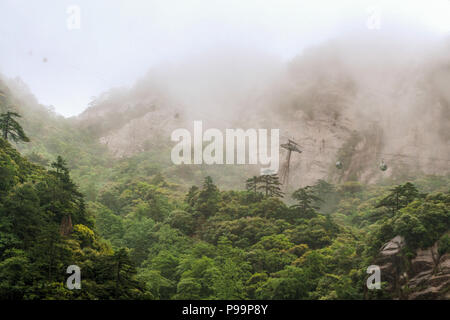 Taiping Seilbahn verschwinden in Wolken, Huangshan (wörtliche Bedeutung: Gelber Berg) ist ein Gebirge in der südlichen Provinz Anhui, Eastern China Stockfoto