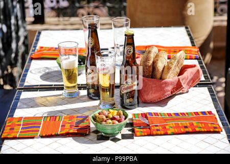 Casablanca, Marokko - April 2016: Tisch im Restaurant mit Bier Flasche Stockfoto