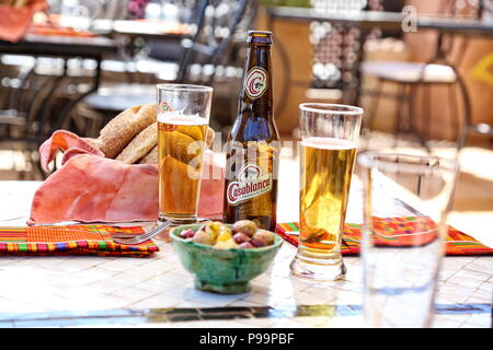 Casablanca, Marokko - April 2016: Tisch im Restaurant mit Bier Flasche Stockfoto