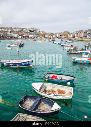 St. Ives, ENGLAND - Juni 19: Linien der Fischerboote bei Flut in St Ives Hafen. In St Ives, Cornwall, England. Juni 2018 19. Stockfoto