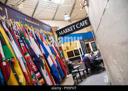 Eine Wand voller internationaler Fahnen hängen von einem an der Guildhall Marktstand in der Nähe der Cate im UNESCO Weltkulturerbe Badewanne, Großbritannien Stockfoto