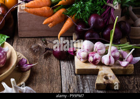 Frische organische homegrown colofrul Gemüse auf Holz- rustikalen Tisch, ernte noch leben Stockfoto