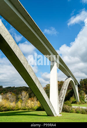 Double Arch Brücke bei Natchez Trace Parkway in der Nähe von Franklin, TN, Herbst Landschaft Stockfoto