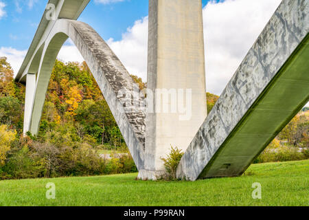 Double Arch Brücke bei Natchez Trace Parkway in der Nähe von Franklin, TN, Herbst Landschaft Stockfoto