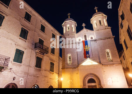 Der weiße Stein Ziegel Saint Nicholas Orthodoxe Kirche in der Altstadt von Kotor, Montenegro, abends beleuchtet Stockfoto