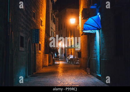 Eine einsame Schmale Straße mit Kopfsteinpflaster in der Nacht in Kotor, Montenegro Stockfoto