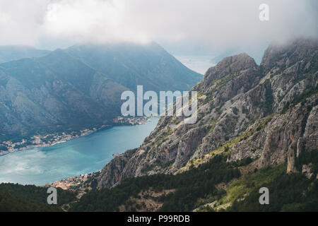 Der Blick auf den Eingang von der Straße hinunter in Kotor, Montenegro Stockfoto