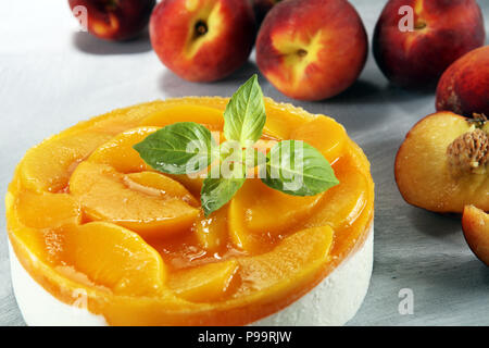 Käsekuchen mit peache. Hausgemachte Sahnetorte mit Pfirsichen. Stockfoto