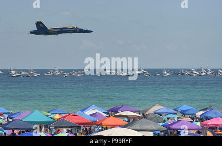 180714-N-ZC 358-1211 Pensacola Beach, Fla (14. Juli 2018) Der US-Navy Flight Demonstration Squadron, die Blue Angels, Lead solo Pilot, Lieutenant Tyler Davies, führt die Sneak Pass an die 2018 Pensacola Beach Air Show. Der Blaue Engel sind geplant mehr als 60 Demonstrationen an mehr als 30 Standorten in den USA und Kanada im Jahr 2018 durchzuführen. (U.S. Marine Foto von Mass Communication Specialist 2. Klasse Jess Grau/Freigegeben) Stockfoto