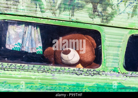 Brauner Teddybär Abschied Winkend von Vintage Camping Caravan Stockfoto