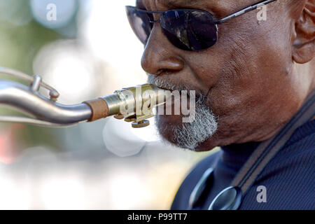 Prescott, Arizona, USA - 30. Juni 2018: ein Straßenmusiker spielen ein Saxophon am 4. Juli Festival in Downtown Prescott Stockfoto