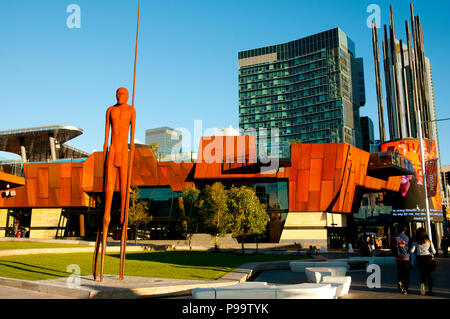 PERTH, AUSTRALIEN - 11. Juli 2018: Yagan Square & die 9 Meter große Statue von Wirin erstellt von Tjyllyungoo - Lance Chadd Stockfoto