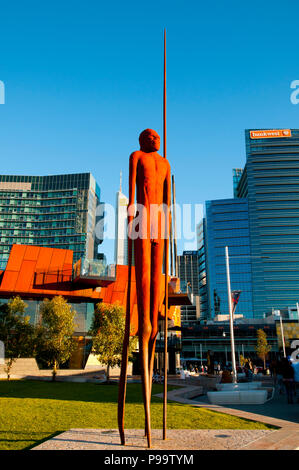 PERTH, AUSTRALIEN - 11. Juli 2018: Yagan Square & die 9 Meter große Statue von Wirin erstellt von Tjyllyungoo - Lance Chadd Stockfoto