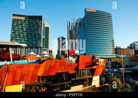 PERTH, AUSTRALIEN - 11. Juli 2018: Stadtbild von Gewerbe und neu gebaute Yagan Square Stockfoto