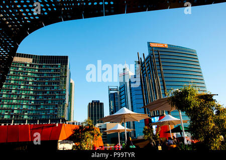 PERTH, AUSTRALIEN - 11. Juli 2018: Stadtbild von Gewerbe und neu gebaute Yagan Square Stockfoto